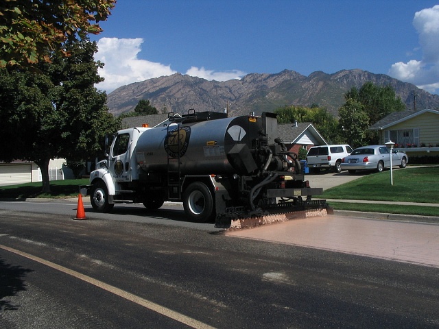 Нанесение омолаживающих составов на асфальт методом Fog Seal - Режувенаторинг